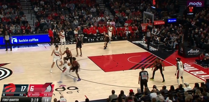 杨瀚森弧顶拿球 和乐福准备配合 简单交球失误了…