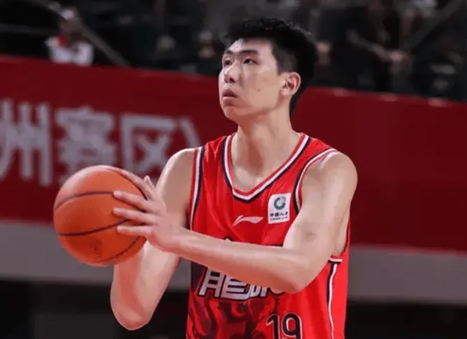 体育赛事-稳定发挥！徐昕出战24分钟，投篮6中5得到12分6篮板1助攻